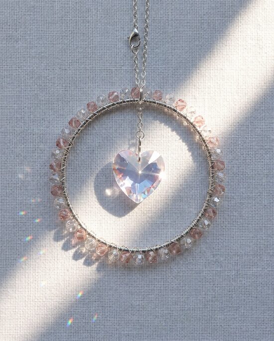 Saules ķērājs logam pūdera rozā toņos – pilns aplis, roku darbs  