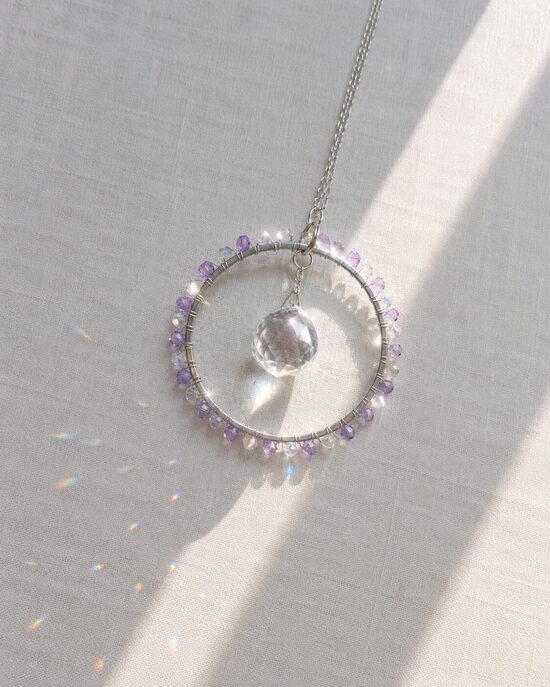 Saules ķērājs logam gaiši violets – pilns aplis, roku darbs  