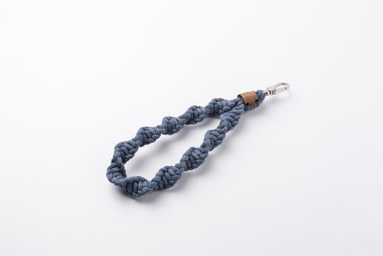 Atslēgu piekariņi ap roku